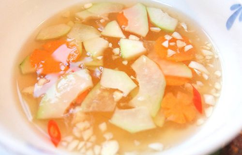 Pha nước chấm cho cách làm bún chả tại nhà