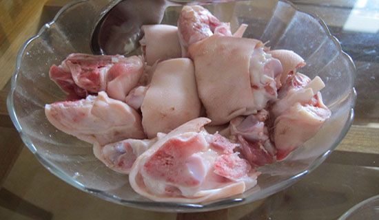 Sơ chế phần thịt chân giò heo cho cách nấu bún giò heo ngon nhất